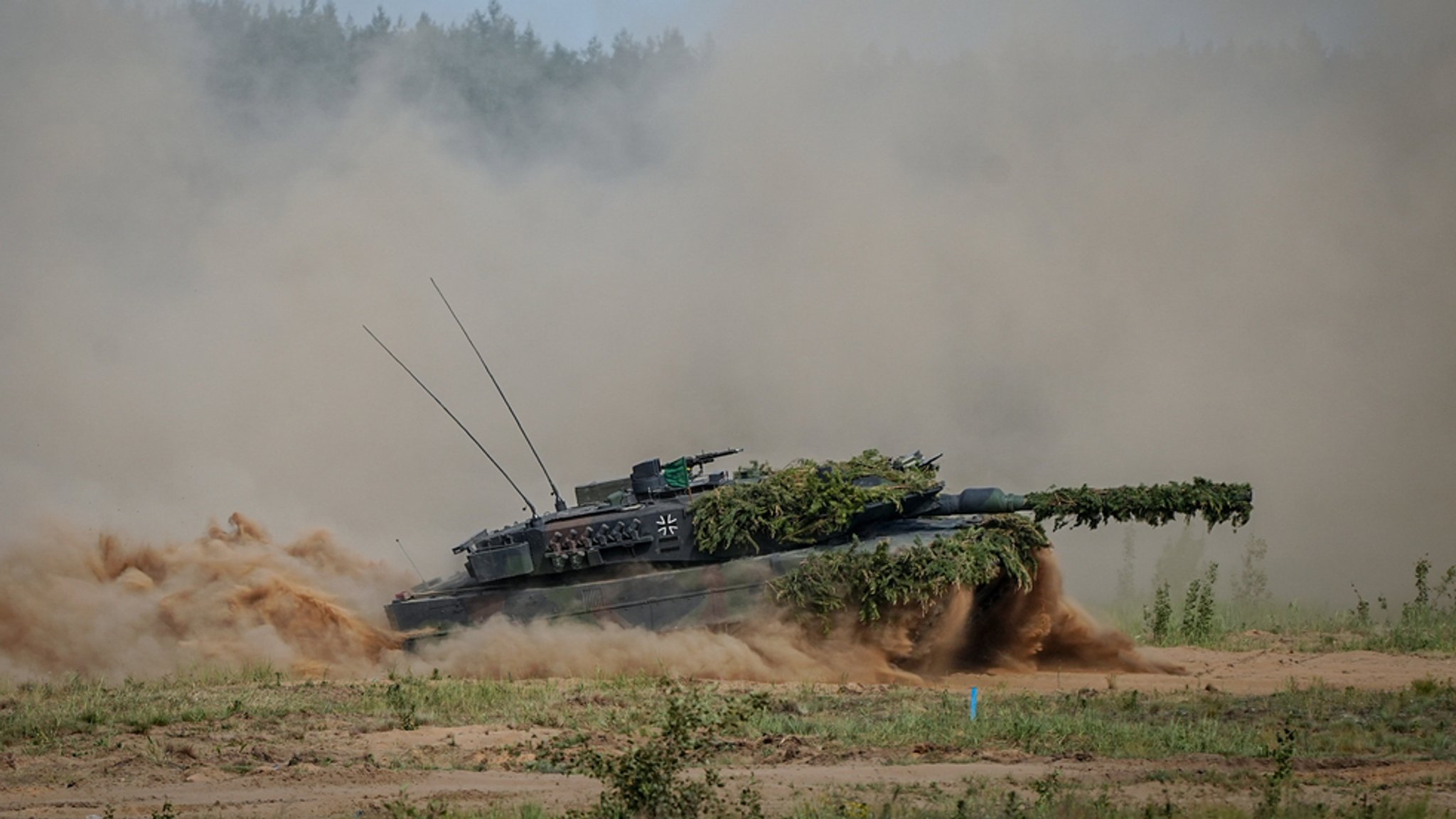 Ein Leopard-Kampfpanzer pflügt beim Manöver Quadriga in Litauen durchs Gelände. Die 10. Panzerdivision nahm an dem Manöver teil. 