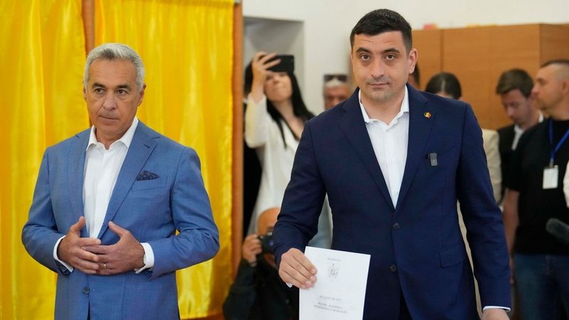 04.05.2025, Rumänien, Bukarest: Präsidentschaftskandidat George Simion (r), gibt seine Stimme neben Calin Georgescu ab, dem Gewinner der ersten Runde der annullierten Wahl im letzten Jahr, während der ersten Runde der Wiederholung der Präsidentschaftswahlen. | Bild: dpa-Bildfunk/Vadim Ghirda 04.05.2025, Rumänien, Bukarest: Präsidentschaftskandidat George Simion (r), gibt seine Stimme neben Calin Georgescu ab, dem Gewinner der ersten Runde der annullierten Wahl im letzten Jahr, während der ersten Runde der Wiederholung der Präsidentschaftswahlen.