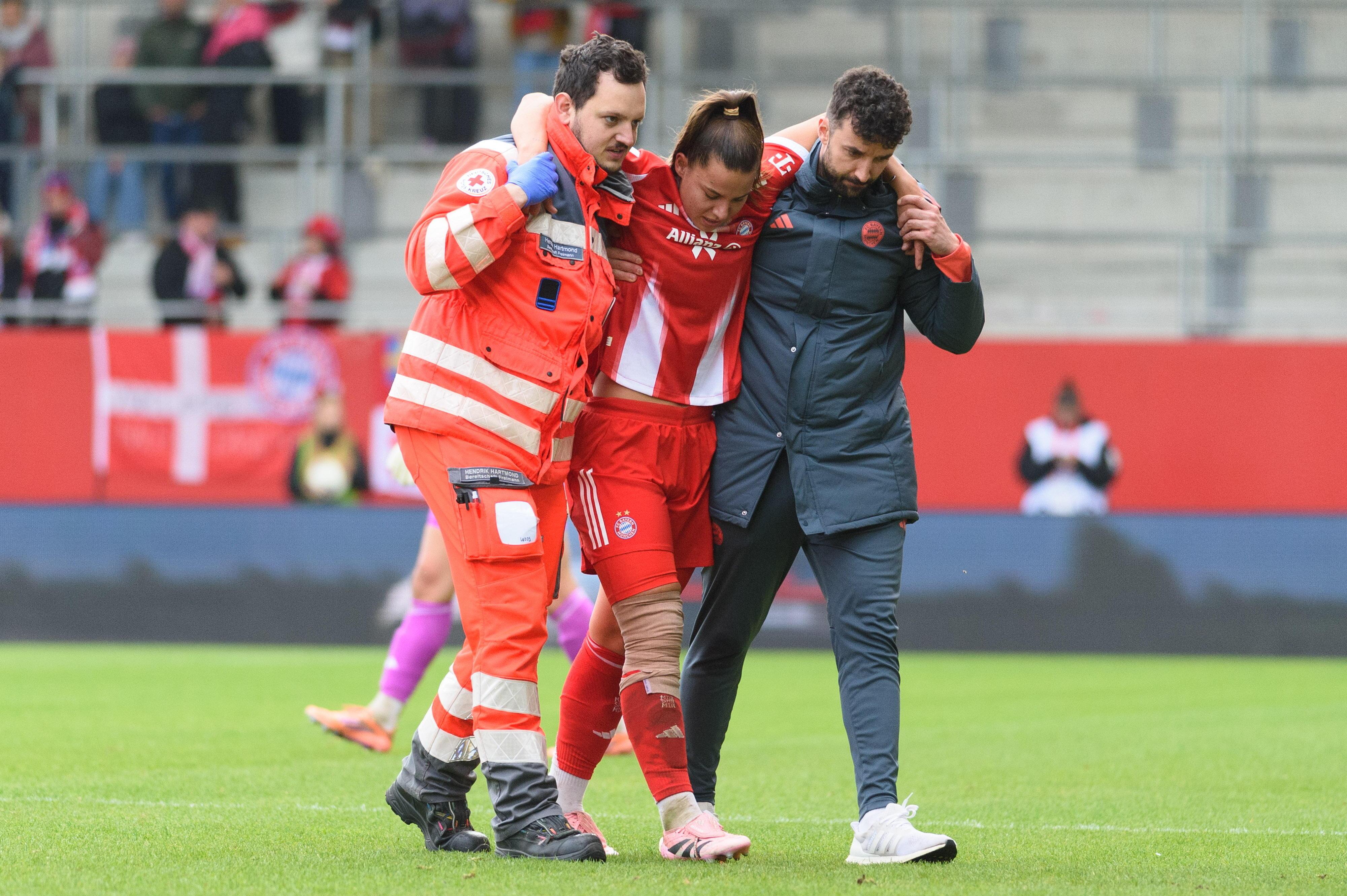 Lena Oberdorf wird mit einem Kreuzbandriss - ihrem zweiten - vom Platz getragen.