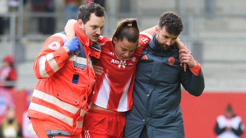 Lena Oberdorf wird mit einem Kreuzbandriss - ihrem zweiten - vom Platz getragen. | Bild: picture-alliance / dpa Lena Oberdorf wird mit einem Kreuzbandriss - ihrem zweiten - vom Platz getragen.