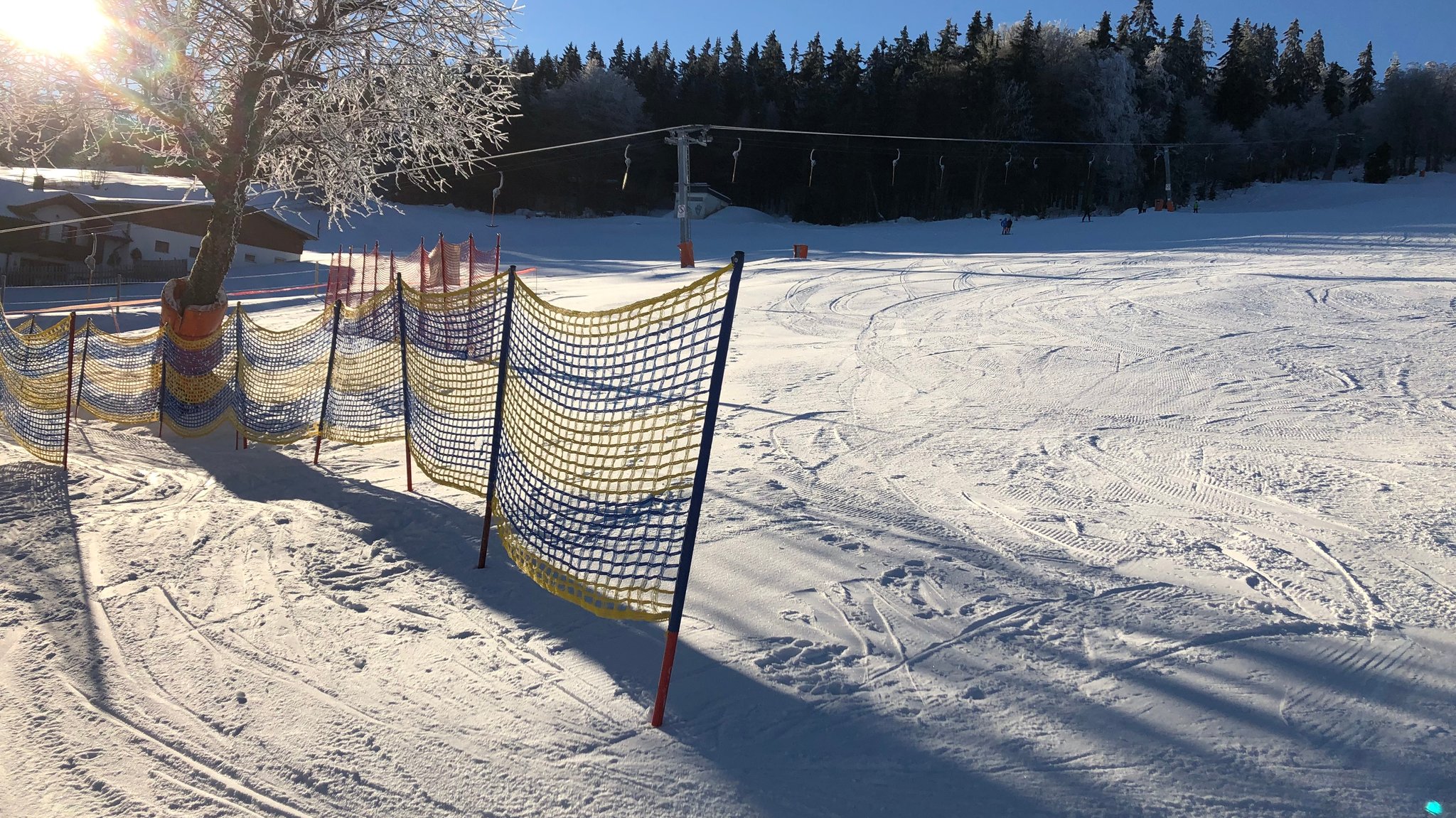 Eine Piste samt Lift im Skizentrum Mitterdorf im Landkreis Freyung-Grafenau