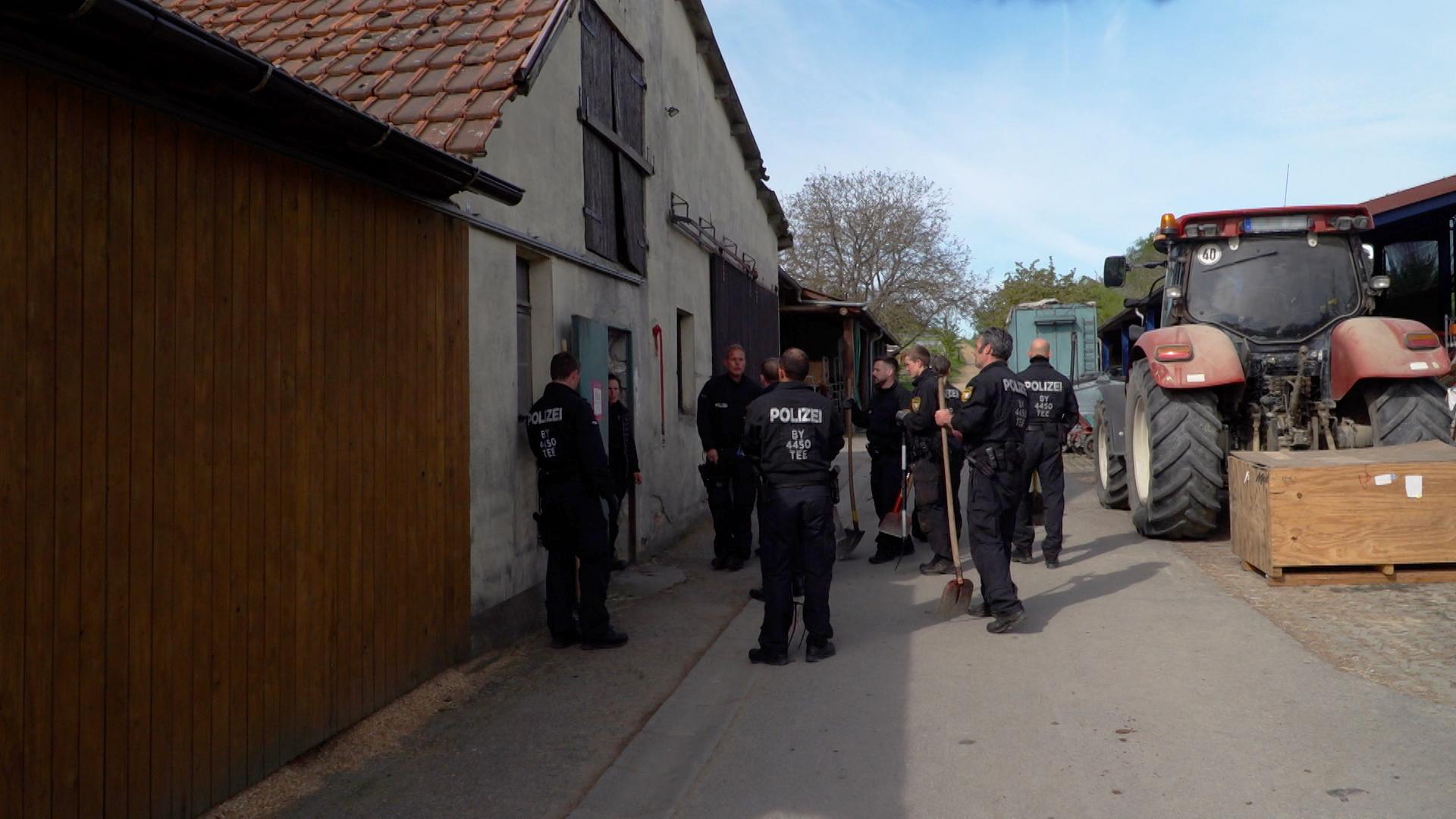 Mehr als 100 Einsatzkräfte durchsuchen derzeit mehrere Grundstücke im unterfränkischen Dittelbrunn. Es geht um den Vermisstenfall Jakub Michalik.
