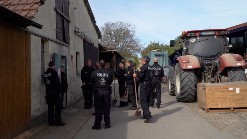 Mehr als 100 Einsatzkräfte durchsuchen derzeit mehrere Grundstücke im unterfränkischen Dittelbrunn. Es geht um den Vermisstenfall Jakub Michalik. | Bild: Ralph Wege / BR Mehr als 100 Einsatzkräfte durchsuchen derzeit mehrere Grundstücke im unterfränkischen Dittelbrunn. Es geht um den Vermisstenfall Jakub Michalik.
