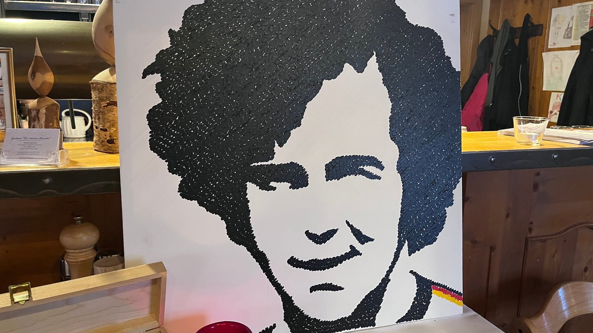 Das Beckenbauer-Portrait des jungen Fußballers in schwarz- weiß  steht in der Wirtschaft von Hans Gehrlein in Höslwangl