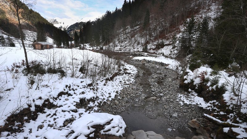 Verschneite Flächen am Rappenalpbach bei Oberstdorf