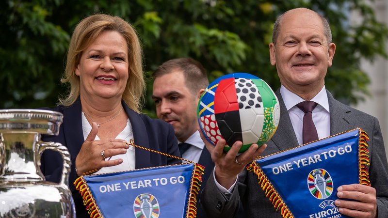 Bundesinnenministerin Nancy Faeser mit Bundeskanzler Olaf Scholz und EURO-2024-Turnierdirektor Philipp Lahm