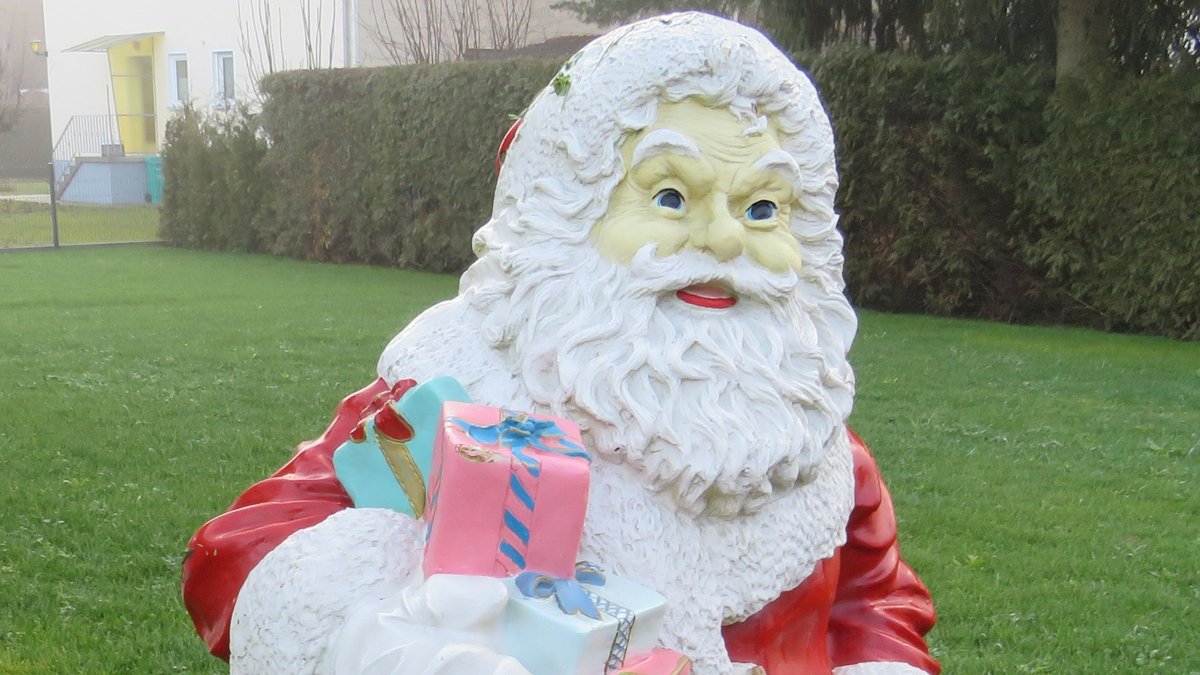 Ein 1,50 Meter großer Weihnachtsmann wurde in Emmering gefunden.