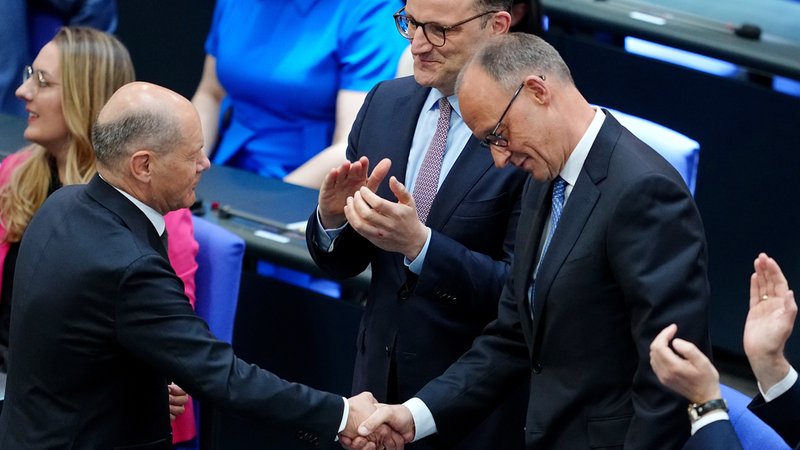 Der neue Bundeskanzler Merz (CDU, r.) und der geschäftsführende Bundeskanzler Scholz (SPD, l.) neben Unions-Fraktionschef Spahn im Bundestag. | Bild: pa/dpa/Kay Nietfeld Der neue Bundeskanzler Merz (CDU, r.) und der geschäftsführende Bundeskanzler Scholz (SPD, l.) neben Unions-Fraktionschef Spahn im Bundestag.