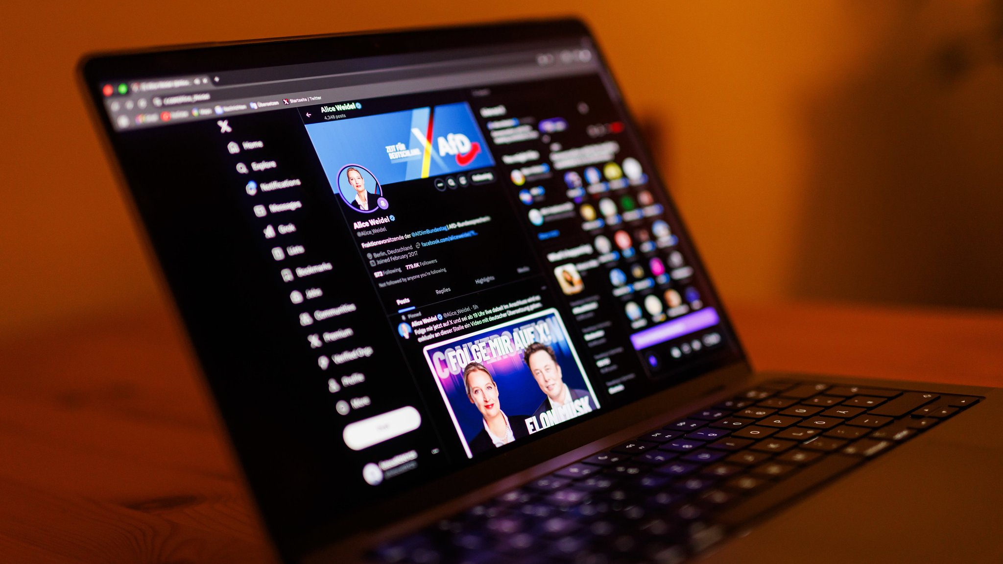 Foto eines Laptops, auf dem die X-Seite von Alice Weidel geöffnet ist.