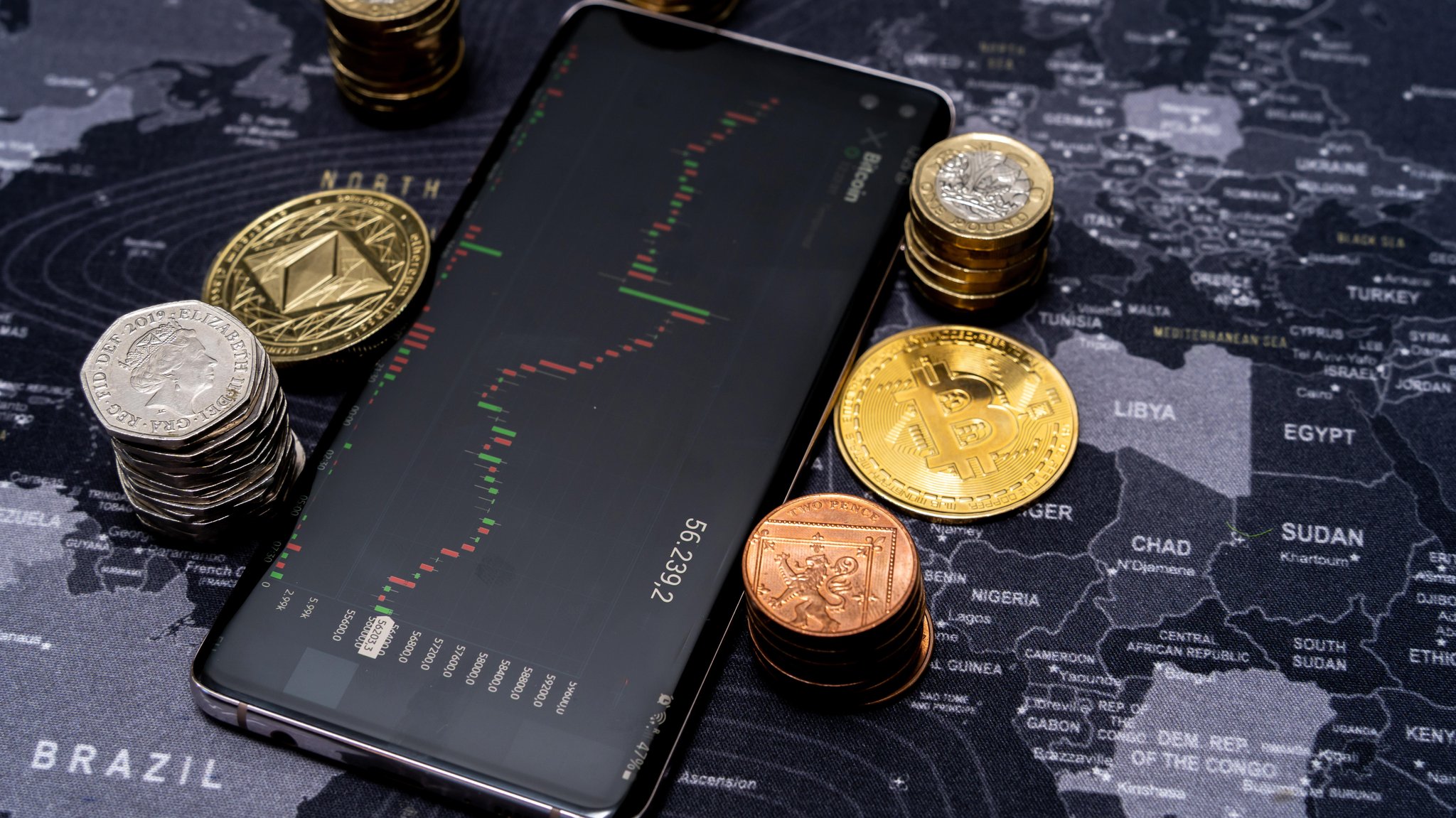 Bargeld, Bitcoin, Aktien - wer Geld zum Investieren übrig hat, kann sich gerade über gute Dividenden freuen. | Bild: pa/Shotshop/Addictive Stock Bargeld, Bitcoin, Aktien - wer Geld zum Investieren übrig hat, kann sich gerade über gute Dividenden freuen.