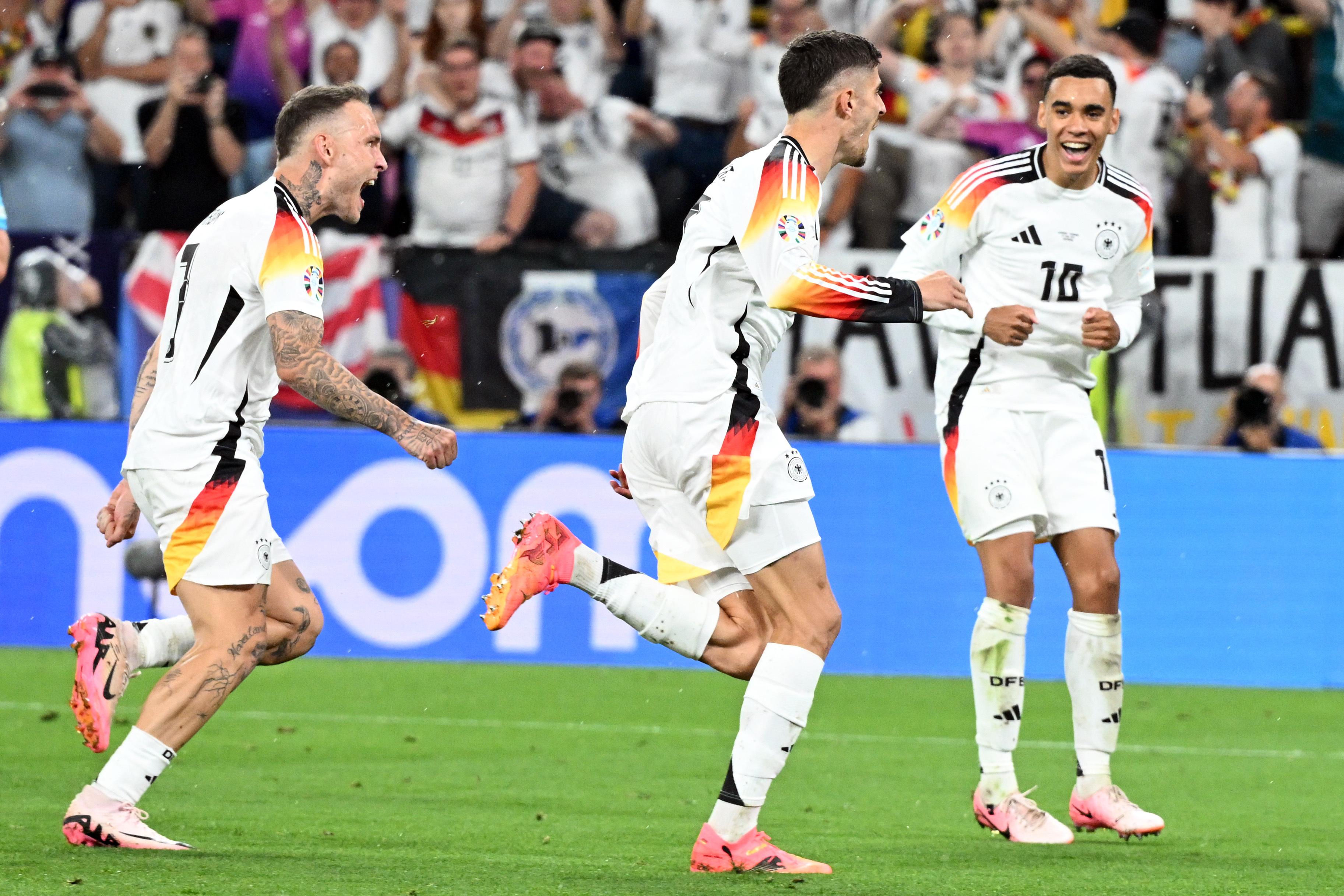 David Raum (l-r), Kai Havertz und Jamal Musiala bejubeln das 1:0.