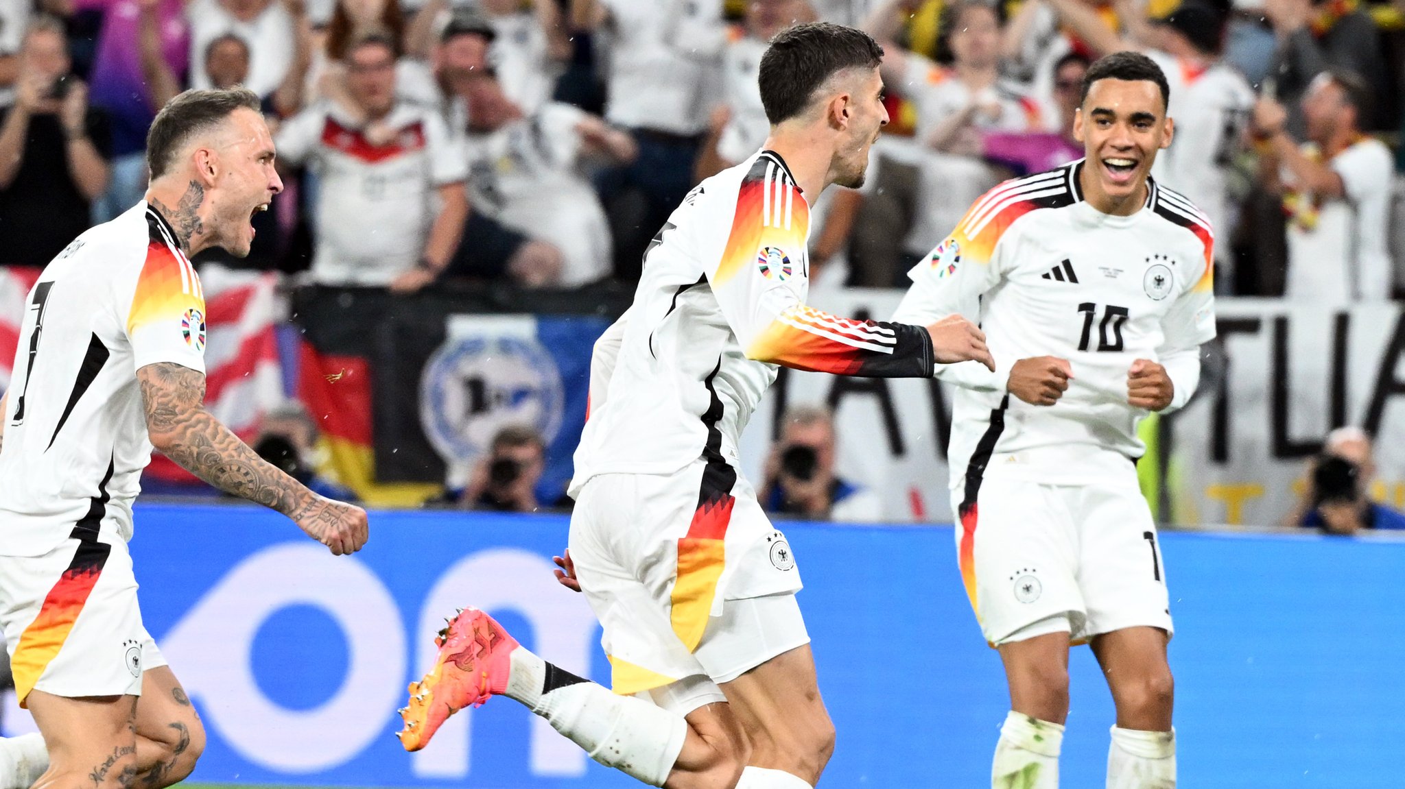 David Raum (l-r), Kai Havertz und Jamal Musiala bejubeln das 1:0.