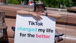 TikTok-Anhängerin mit Schild "TikTok changed my life for the better" vor dem US-Kongress | Bild:dpa-Bildfunk/Mariam Zuhaib