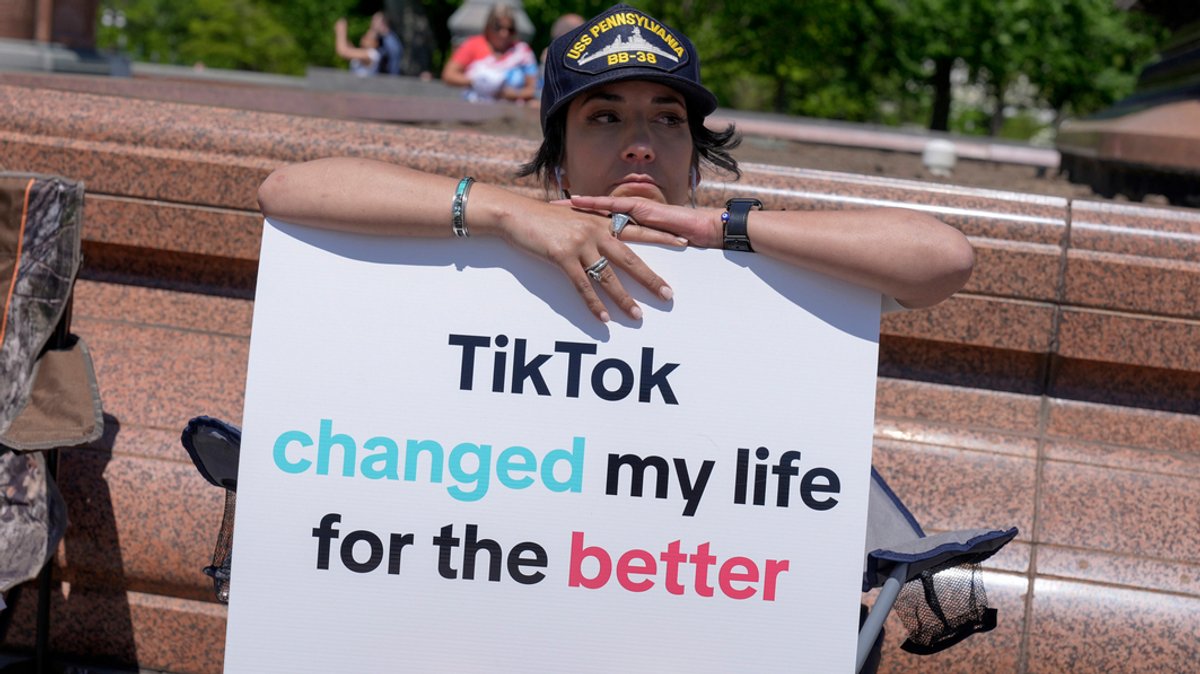 TikTok-Anhängerin mit Schild "TikTok changed my life for the better" vor dem US-Kongress