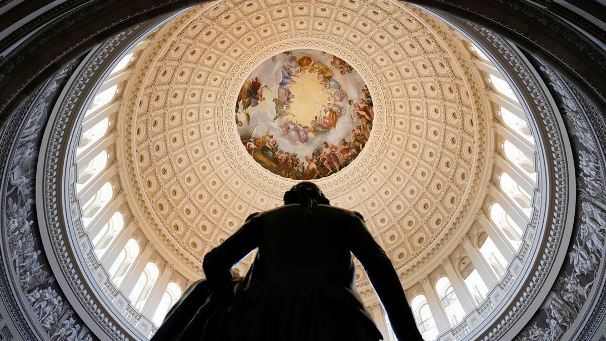 Eine Statue von Präsident George Washington steht in der Rotunde des US-Kapitols