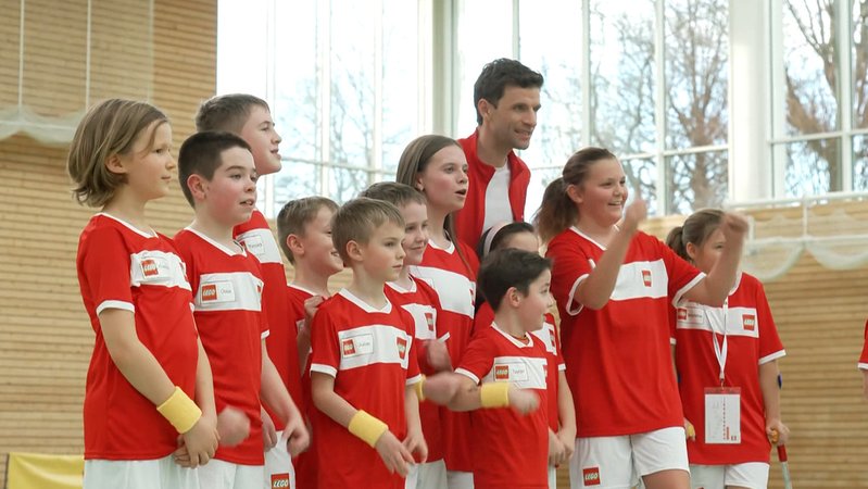 Gruppenaufstellung von Kindern mit Thomas Müller | Bild: BR Gruppenaufstellung von Kindern mit Thomas Müller