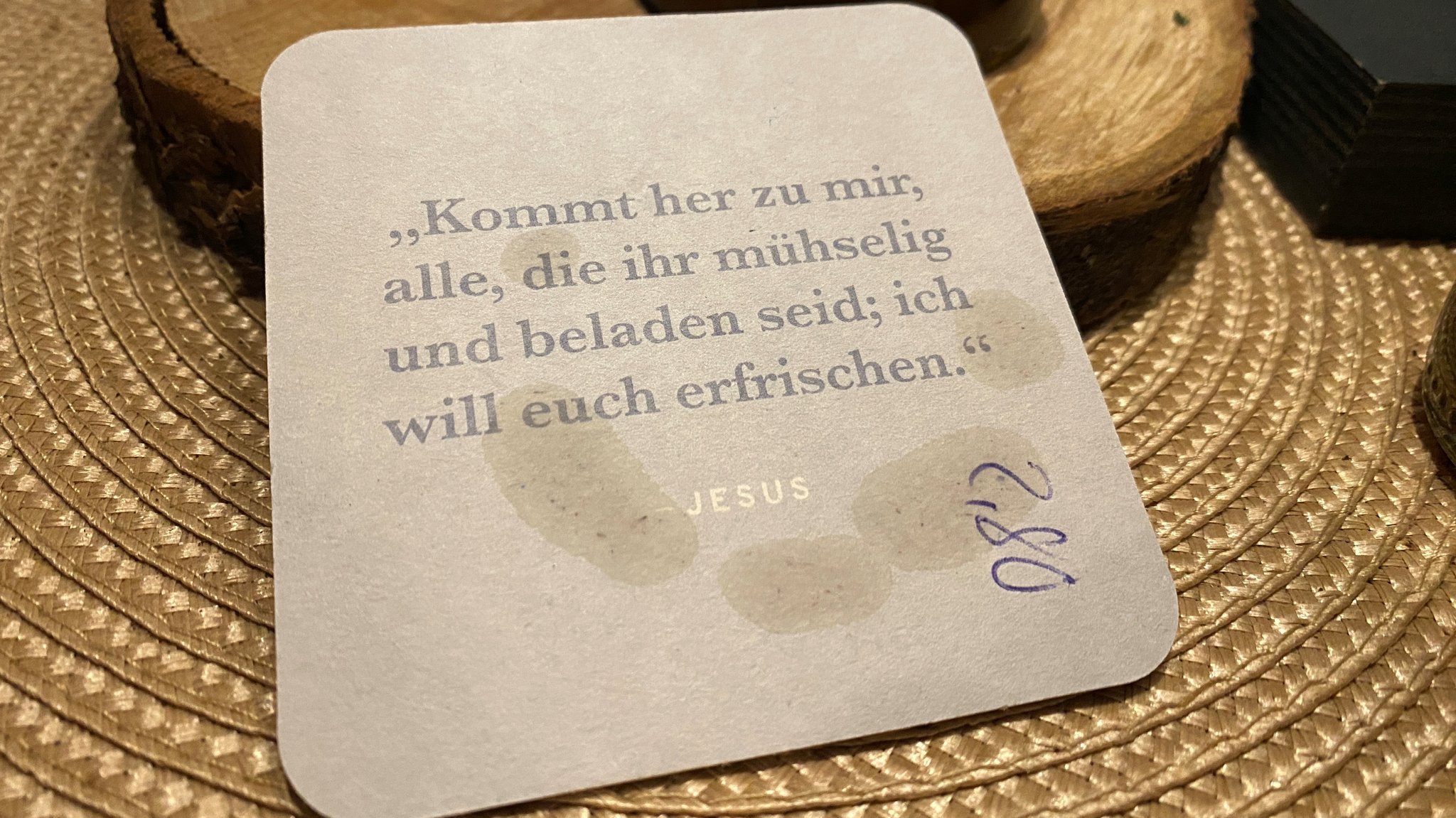 Bierdeckel mit aufgedrucktem Bibelspruch 