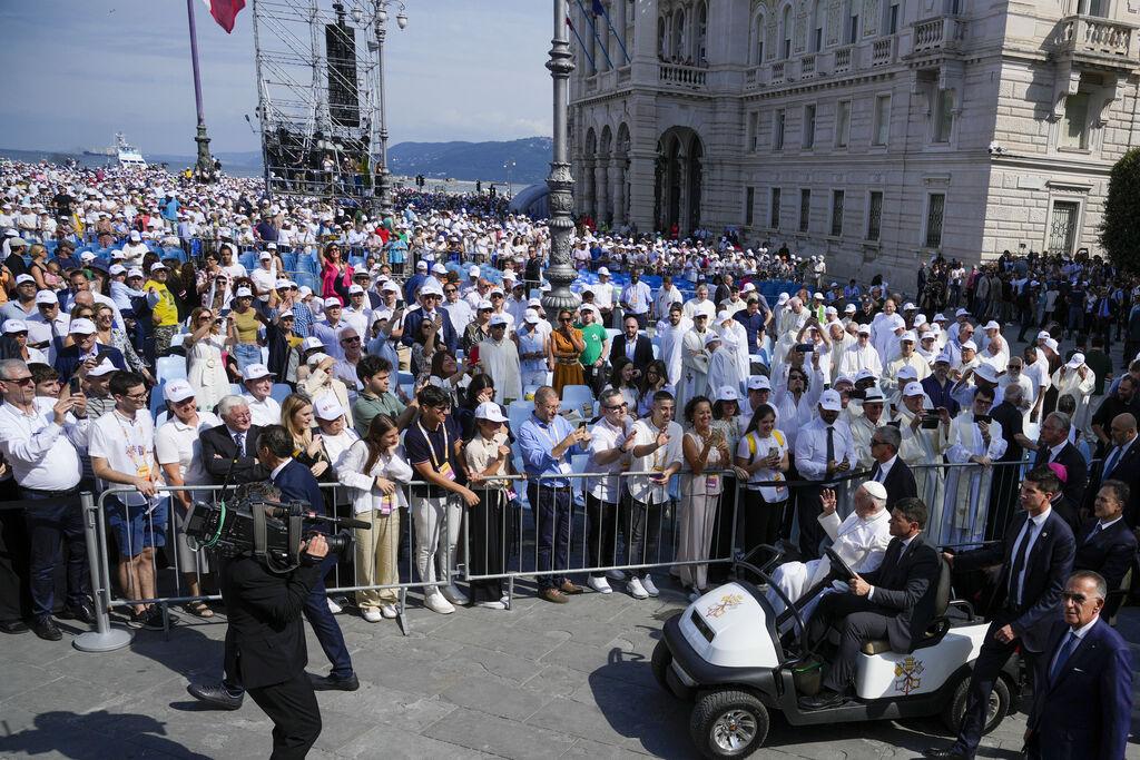 Papst Franziskus trifft in Triest ein, um eine Messe zu leiten. 