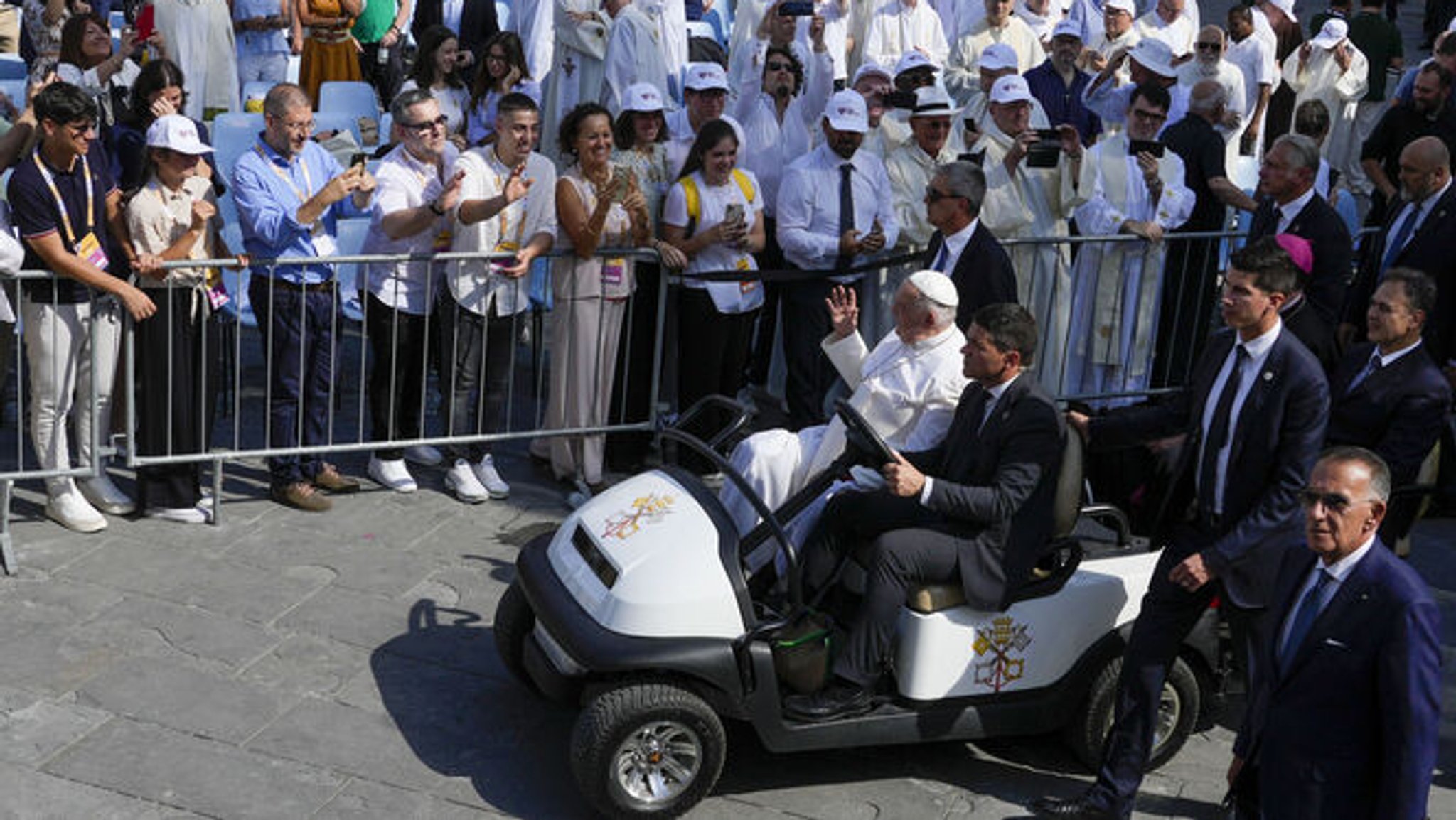 Papst Franziskus trifft in Triest ein, um eine Messe zu leiten. 