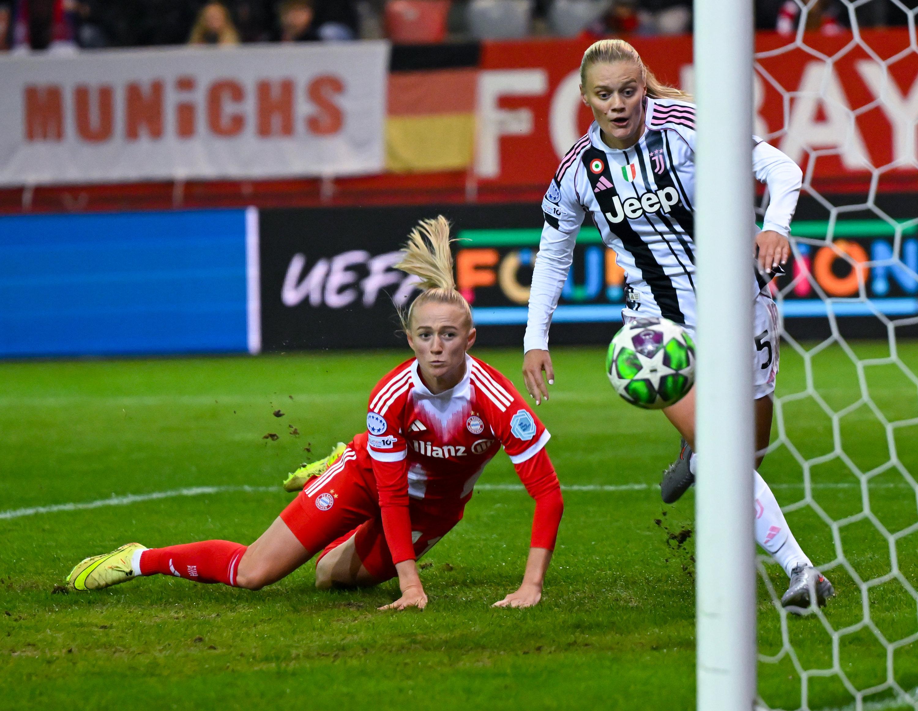16.10.2025, Bayern, München: Fußball, Frauen: Champions League, Bayern München - Juventus Turin, Vorrunde, 2. Spieltag am FC Bayern Campus. Lea Schüller (l, Bayern München) trifft zum 2:1. Mathilde Harviken (Juventus Turin) kann das Tor nicht verhindern. Foto: Sven Hoppe/dpa +++ dpa-Bildfunk +++