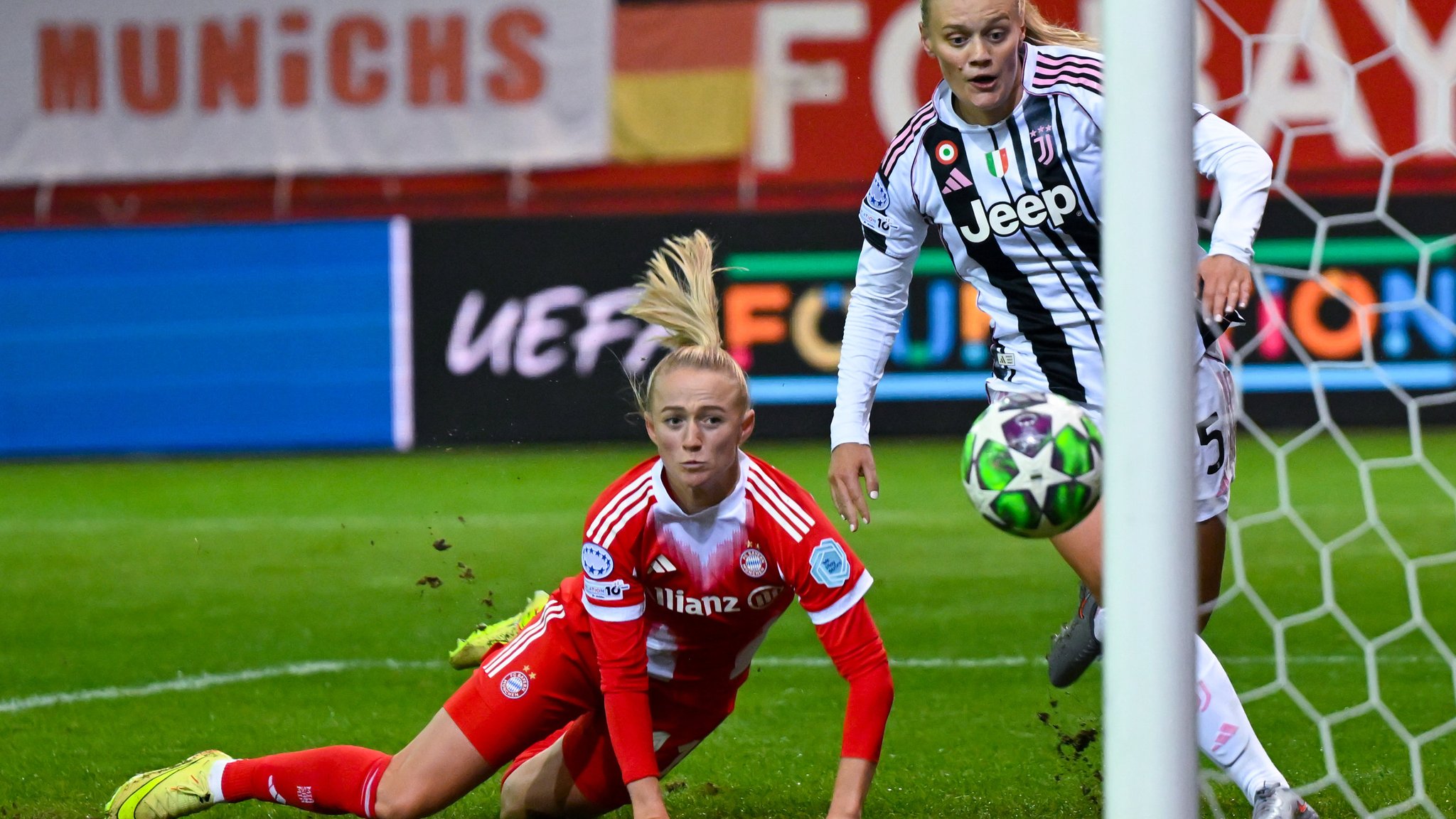 16.10.2025, Bayern, München: Fußball, Frauen: Champions League, Bayern München - Juventus Turin, Vorrunde, 2. Spieltag am FC Bayern Campus. Lea Schüller (l, Bayern München) trifft zum 2:1. Mathilde Harviken (Juventus Turin) kann das Tor nicht verhindern. Foto: Sven Hoppe/dpa +++ dpa-Bildfunk +++