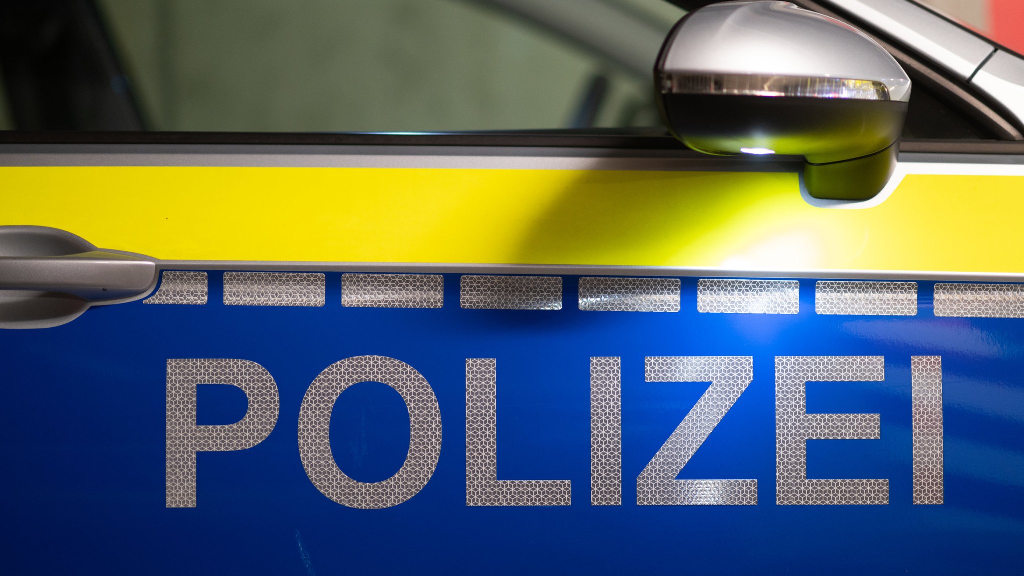 Aufschrift "Polizei" auf einem Polizeiwagen