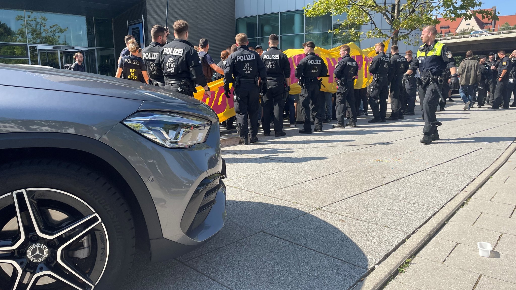 Protestaktion von IAA-Gegnern am Mercedes-Tower an der Donnersbergerbrücke.