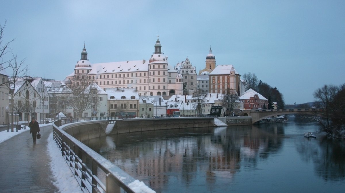 Das Neuburger Residenzschloss mit Uferpromenade an der Donaugelegen im Winter