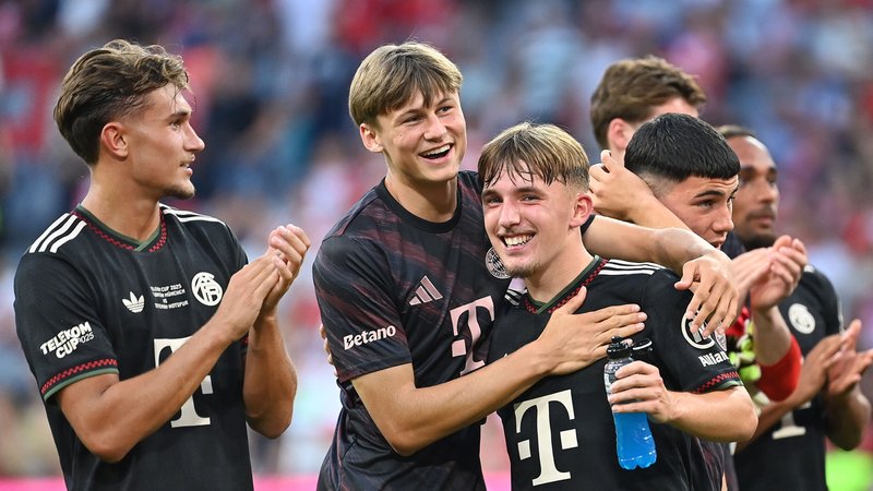 Die U20-Riege des FC Bayern: Tom Bischof, Magnus Dalpiaz und Lennart Karl | Bild: picture alliance / SvenSimon | Frank Hoermann/SVEN SIMON Die U20-Riege des FC Bayern: Tom Bischof, Magnus Dalpiaz und Lennart Karl