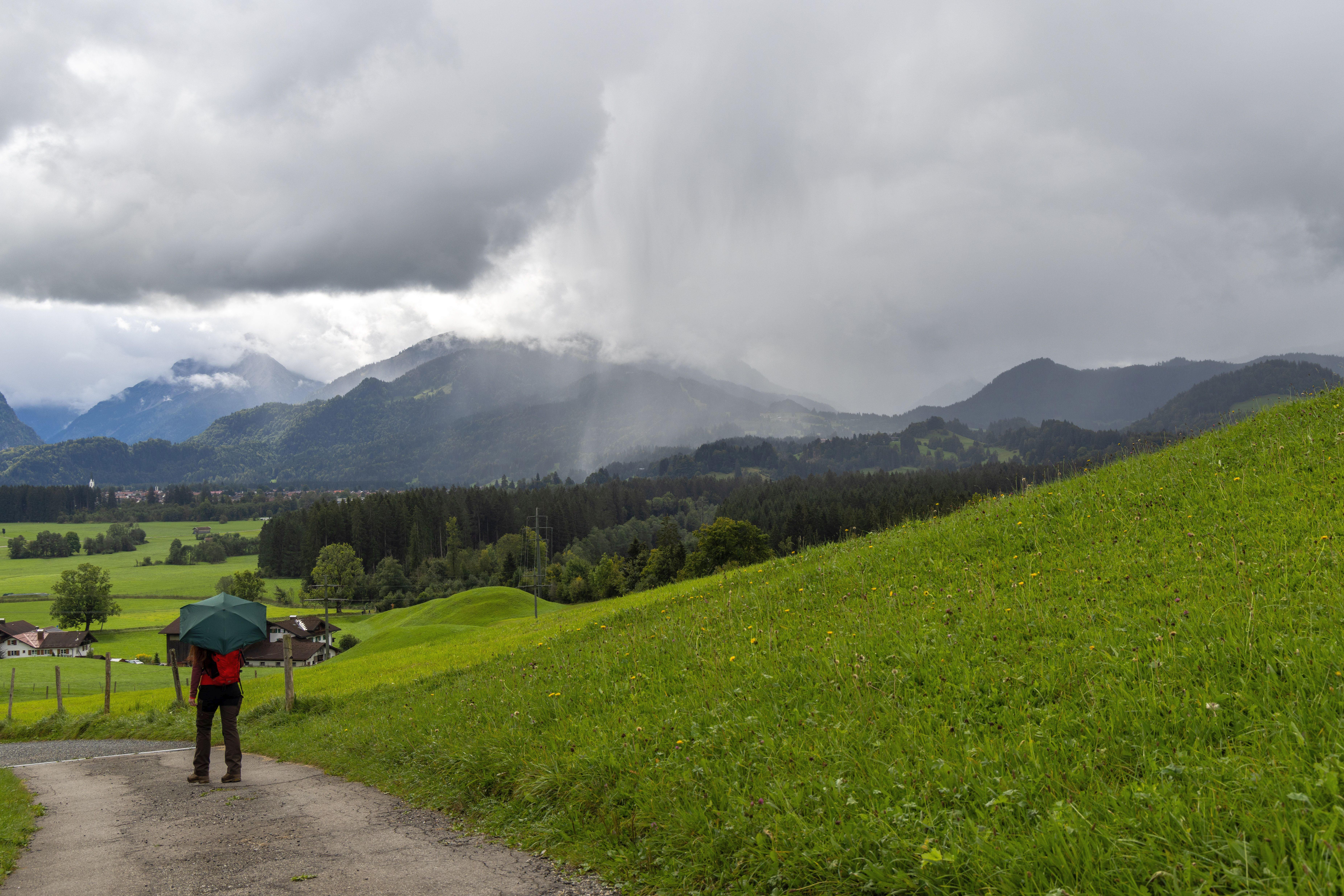 Archivbild: Dunkle Wolken bei Oberstdorf