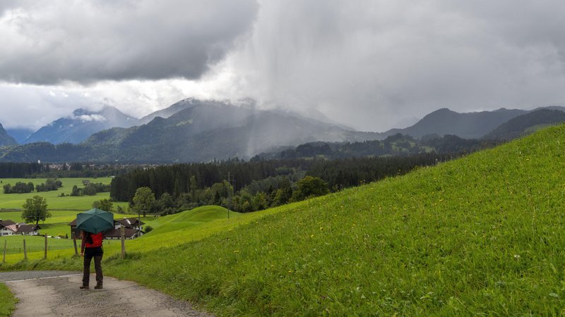 Archivbild: Dunkle Wolken bei Oberstdorf | Bild: picture alliance / Jan Eifert | Jan Eifert Archivbild: Dunkle Wolken bei Oberstdorf
