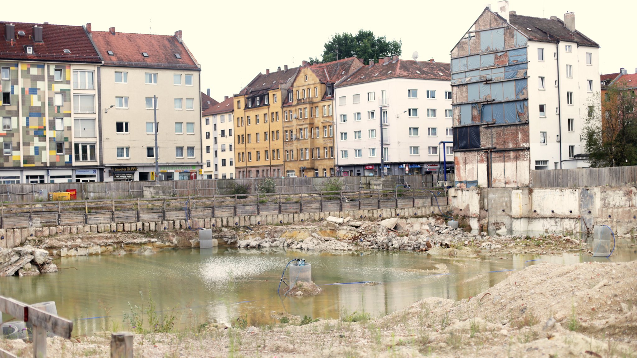 In der Baugrube am Aufseßplatz in Nürberg hat sich Wasser gesammelt. | Bild: BR / Isabel Pogner In der Baugrube am Aufseßplatz in Nürberg hat sich Wasser gesammelt.