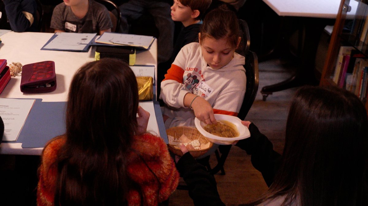 Grundschüler probieren jüdische Speise
