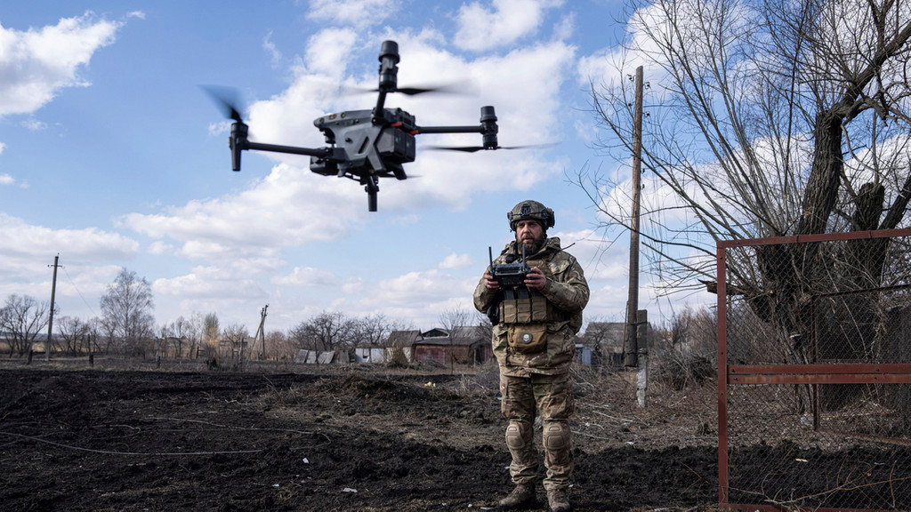 Ein ukrainischer Soldat steuert am 4. März 2023 eine Drohne während der Kämpfe an der Frontlinie in der Nähe von Bachmut. 