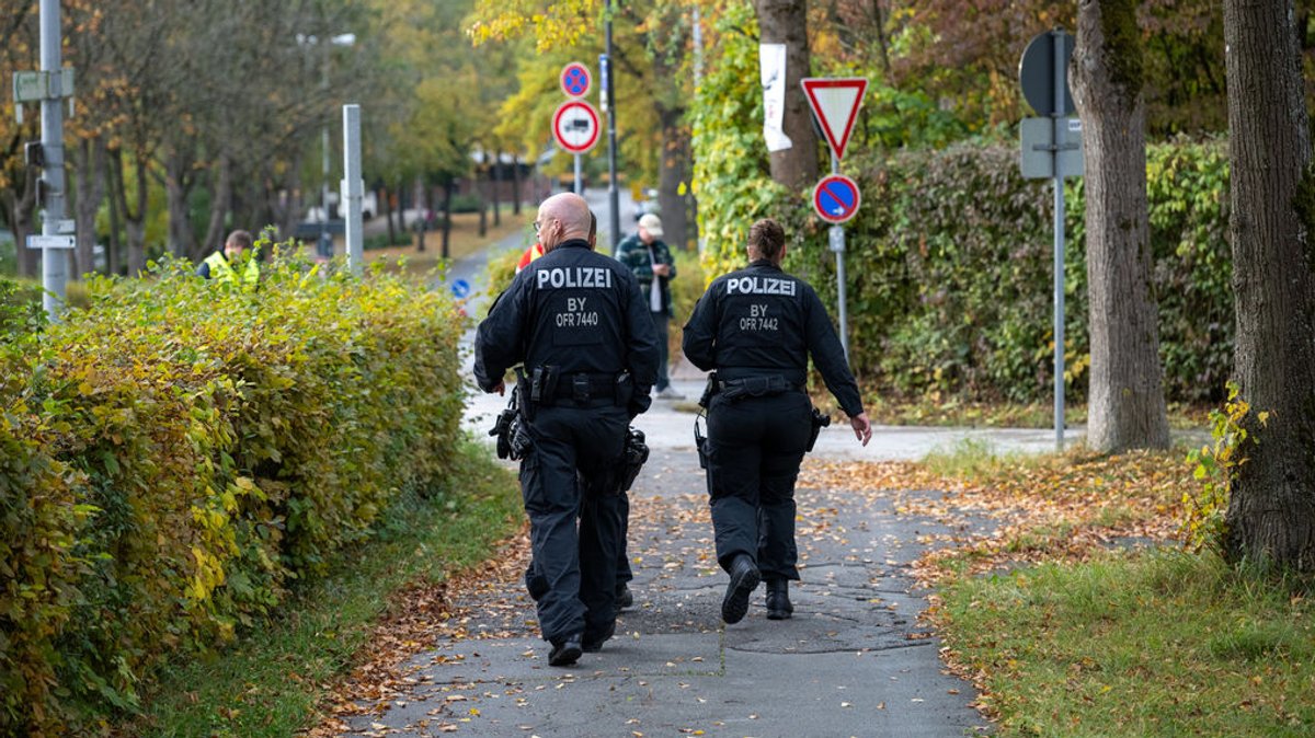 24.10.2023, Bayern, Bayreuth: Polizisten kontrollieren den Zugang zur Alexander-von-Humboldt-Realschule. Die Schule wurde nach einer Bombendrohung geräumt. Die bei der Schule eingegangen Drohmail habe erneut einen «Hamas-Bezug». Foto: Pia Bayer/dpa +++ dpa-Bildfunk +++