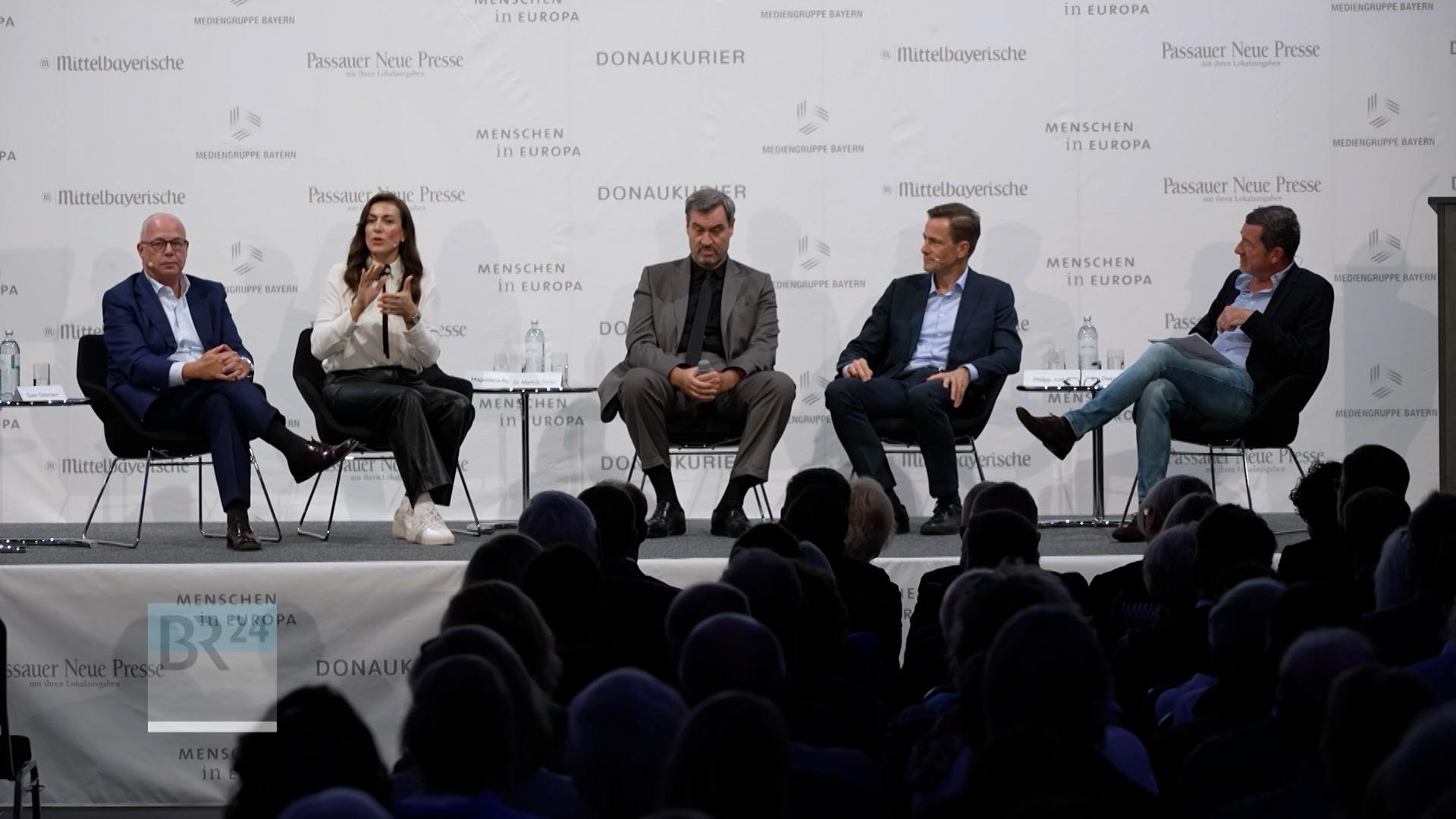 Ministerpräsident Söder zusammen mit den anderen Teilnehmern der Diskussionsrunde