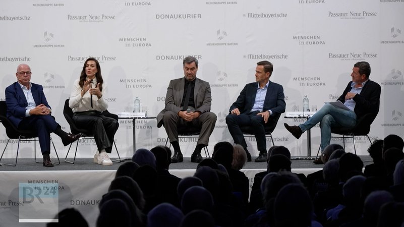 Ministerpräsident Söder zusammen mit den anderen Teilnehmern der Diskussionsrunde | Bild: BR Ministerpräsident Söder zusammen mit den anderen Teilnehmern der Diskussionsrunde