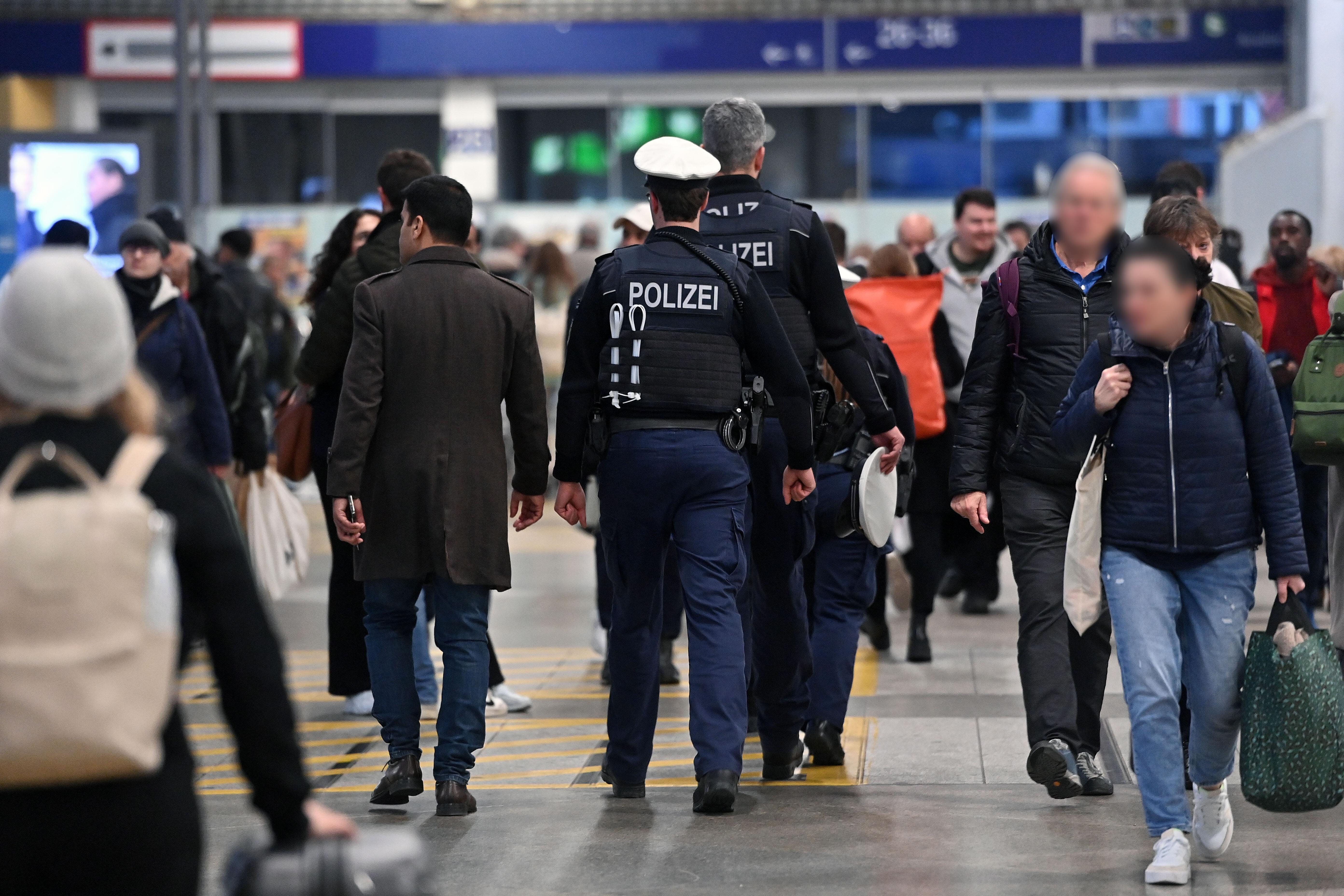 Polizisten am Münchner Hauptbahnhof.