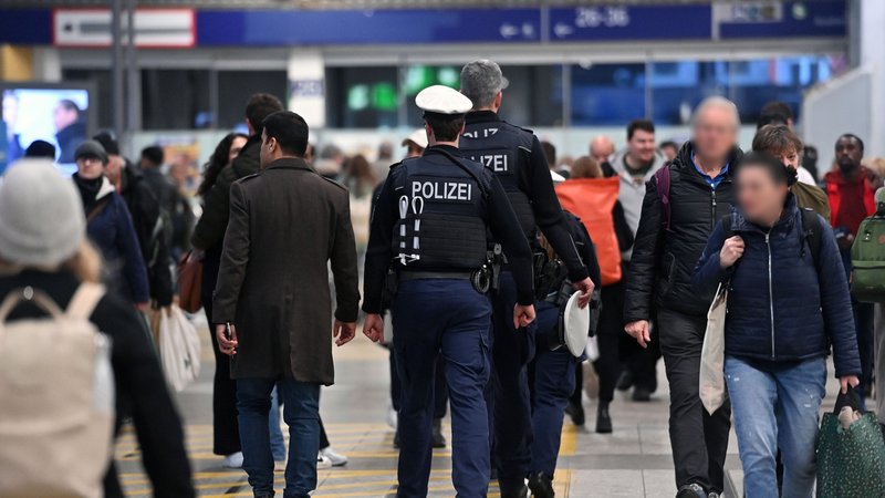 Polizisten am Münchner Hauptbahnhof. | Bild: pa/SvenSimon | Frank Hoermann Polizisten am Münchner Hauptbahnhof.