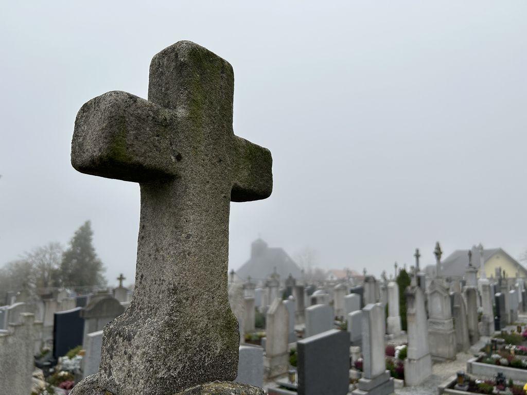 Ein Grabkreuz auf dem Friedhof in Hauzenberg. 