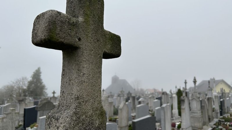 Ein Grabkreuz auf dem Friedhof in Hauzenberg. | Bild: BR/Katharina Häringer Ein Grabkreuz auf dem Friedhof in Hauzenberg.