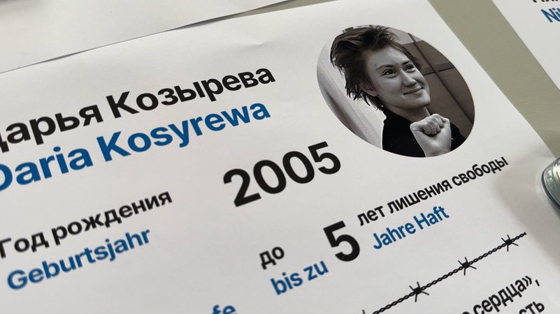 Auch in München stellen sich russische Bürger im Exil gegen das Regime in Moskau - indem sie Briefe an junge politische Gefangene schreiben. | Bild: Bayerischer Rundfunk 2024 Auch in München stellen sich russische Bürger im Exil gegen das Regime in Moskau - indem sie Briefe an junge politische Gefangene schreiben.