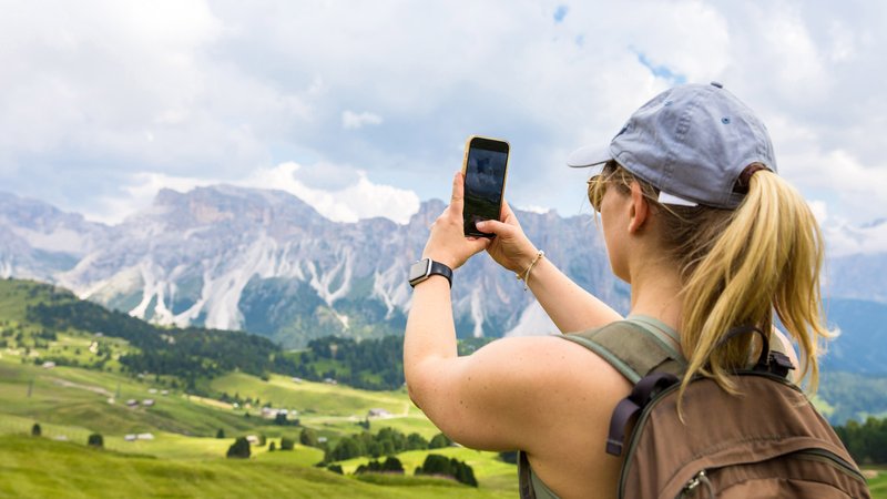 Symbolbild: Eine Urlauberin macht Fotos auf einer Wanderung zur Seceda. | Bild: picture alliance / pressefoto_korb | Micha Korb Symbolbild: Eine Urlauberin macht Fotos auf einer Wanderung zur Seceda.