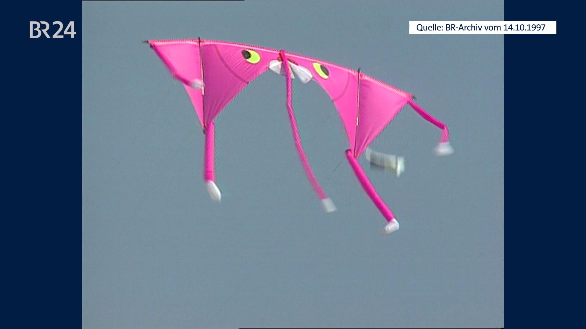 Pink-Panther-Drachen in der Luft