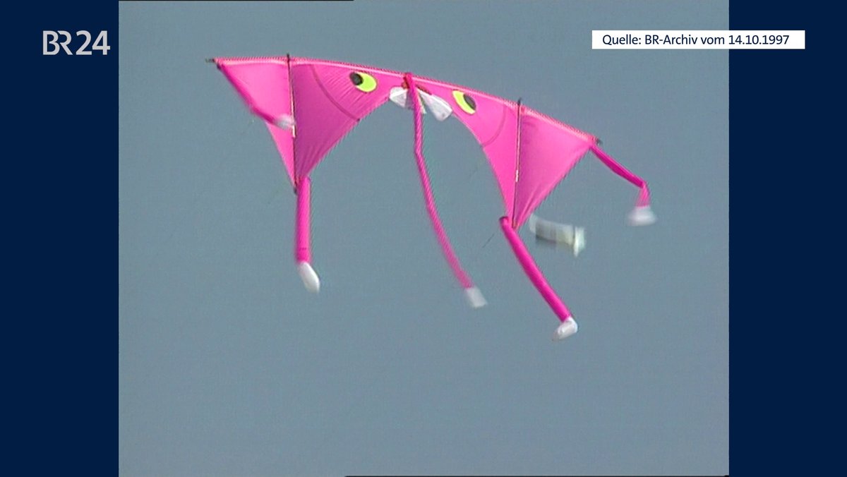 Pink-Panther-Drachen in der Luft