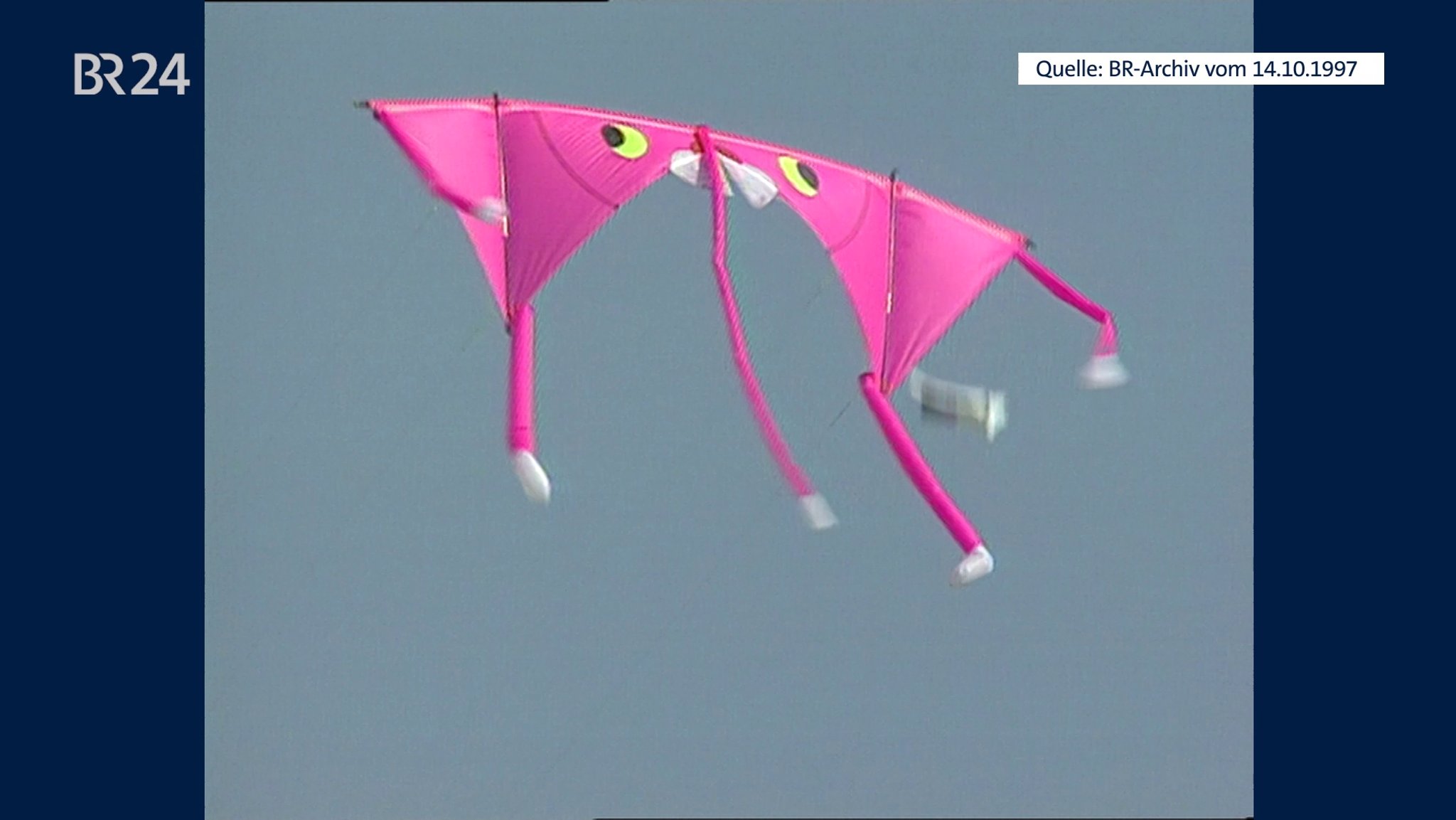 Pink-Panther-Drachen in der Luft