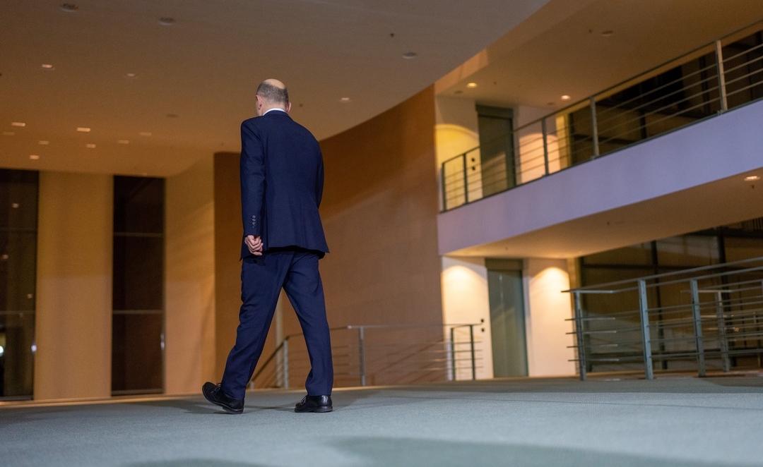 Bundeskanzler Olaf Scholz (SPD), geht nach einem Krisentreffen des Koalitionsausschusses der Ampelkoalition.