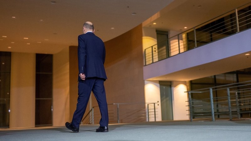 Bundeskanzler Olaf Scholz (SPD), geht nach einem Krisentreffen des Koalitionsausschusses der Ampelkoalition. | Bild: dpa-Bildfunk/Michael Kappeler Bundeskanzler Olaf Scholz (SPD), geht nach einem Krisentreffen des Koalitionsausschusses der Ampelkoalition.