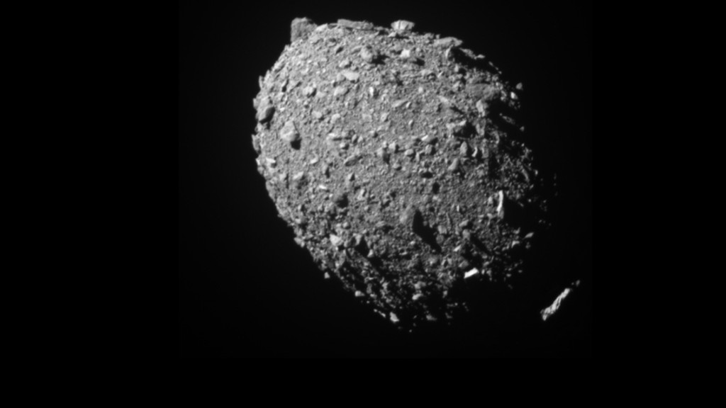 Der Asteroid Dimorphos, aufgenommen von der Raumsonde DART aus einer Entfernung von 68 Kilometern, 11 Sekunden vor dem Aufprall