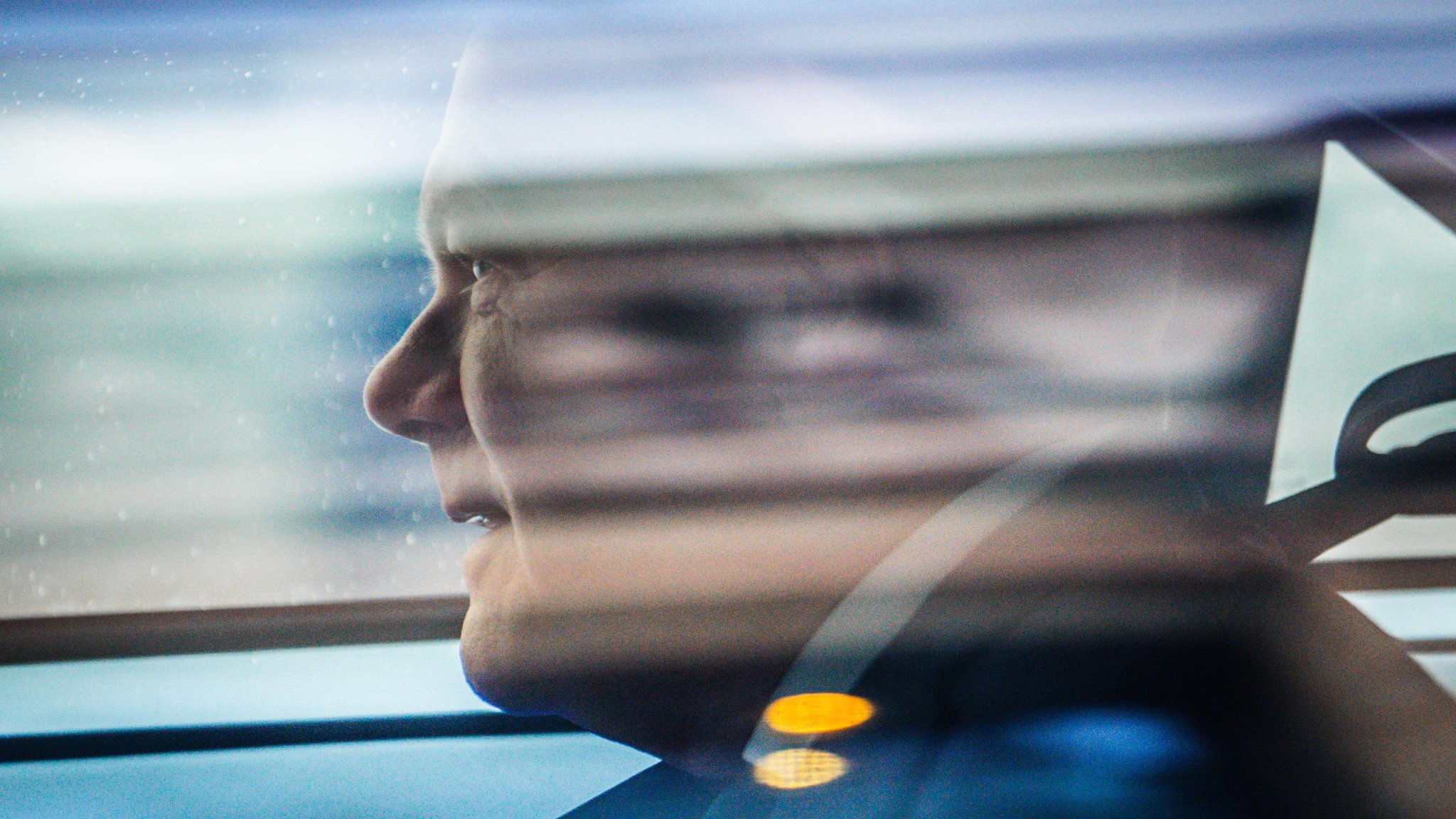 Bundeskanzler Olaf Scholz (SPD) blickt aus seinem Auto nach seiner Rede beim Symposium des BDA.